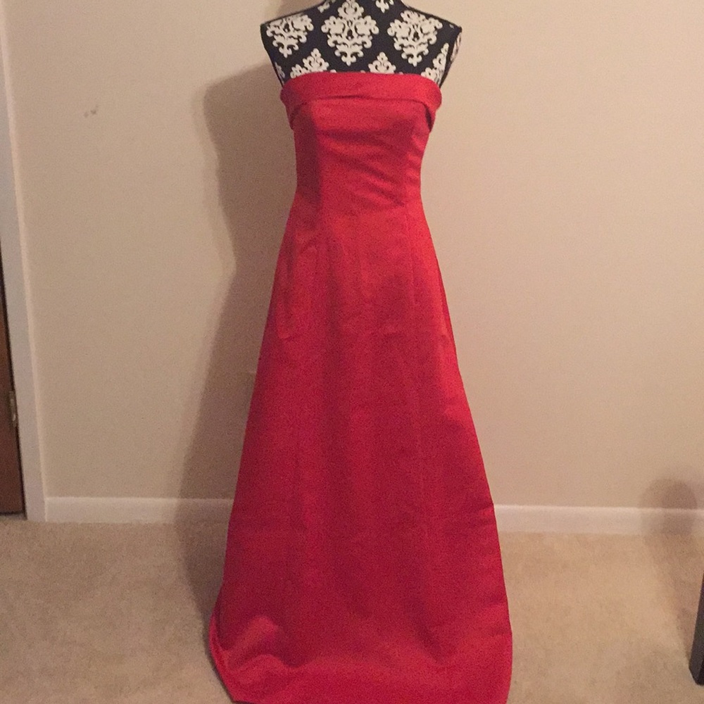 Vintage Red Strapless bridesmaid gown with shawl